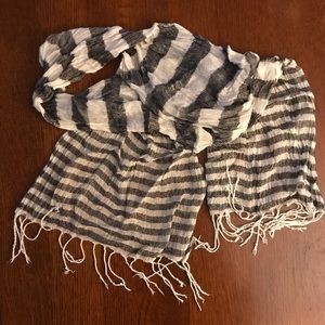 💕 3/$6 striped scarf